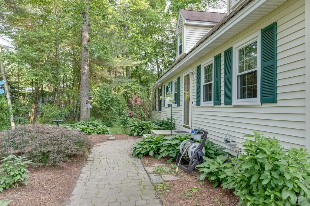 50 Kienia Road Hudson NH 03051