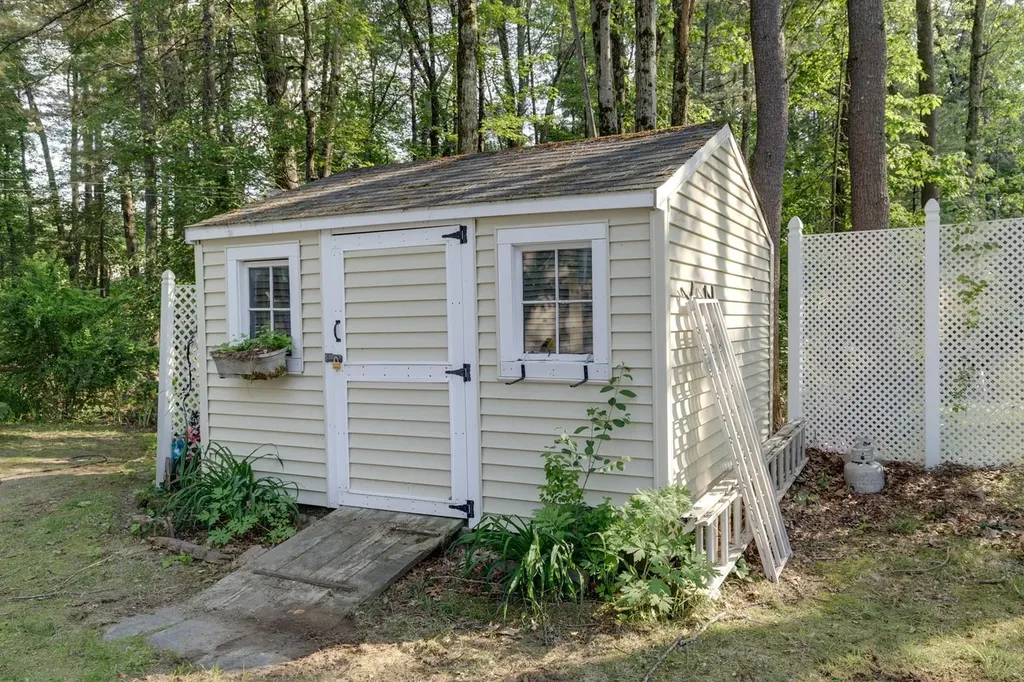 50 Kienia Road Hudson NH 03051