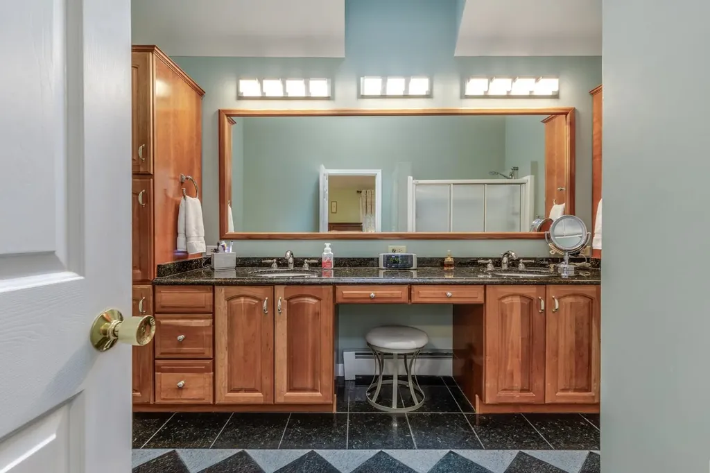 50 Kienia Road Hudson NH 03051