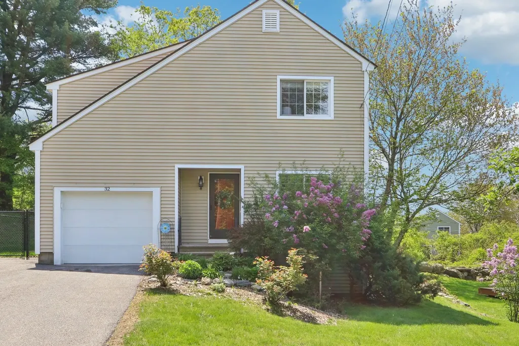 32 Doggett Lane Nashua NH 03064