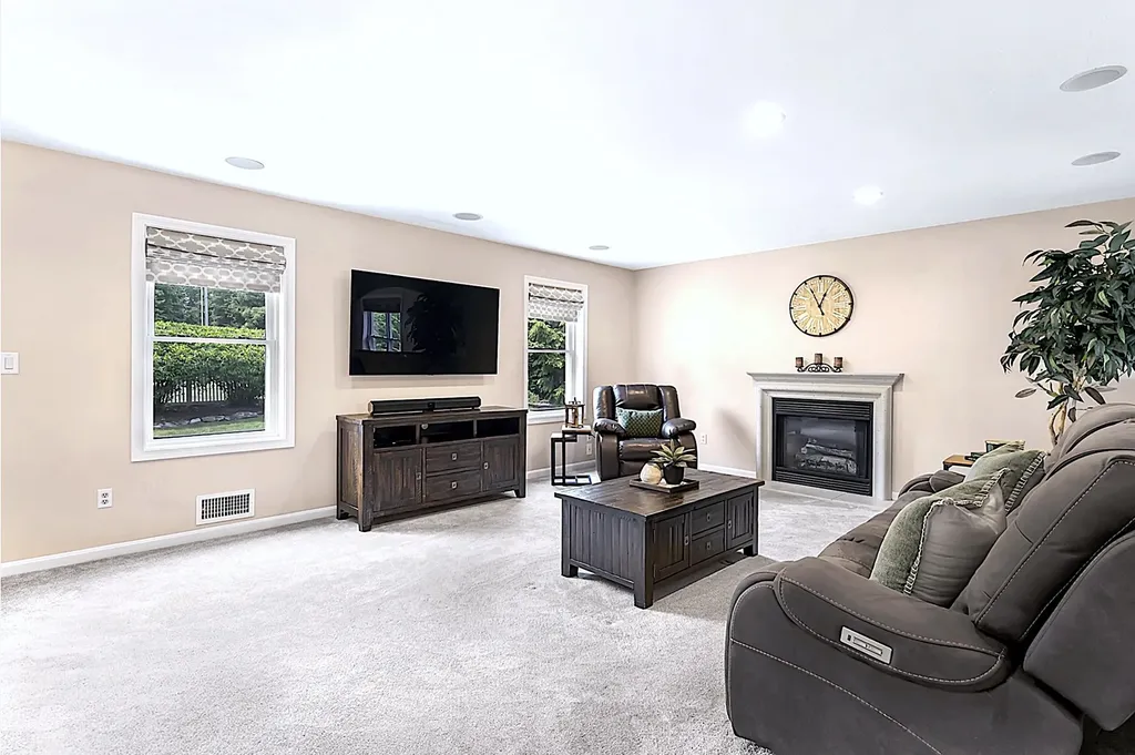 33 Hobart Hill Road Brookline NH 03033