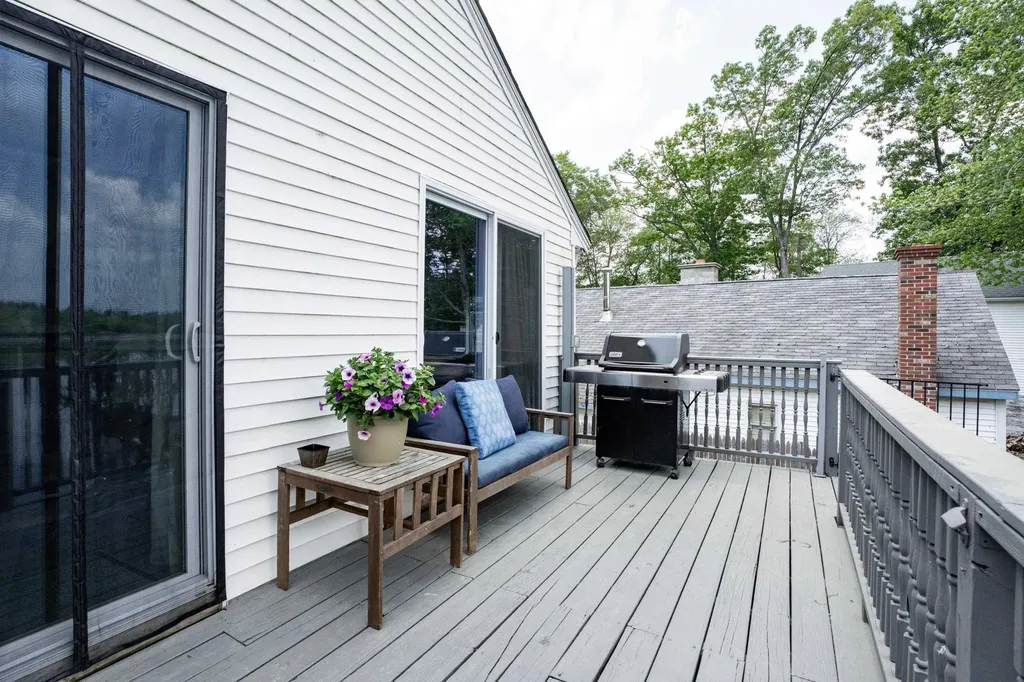 15 Maple Street Kingston NH 03848