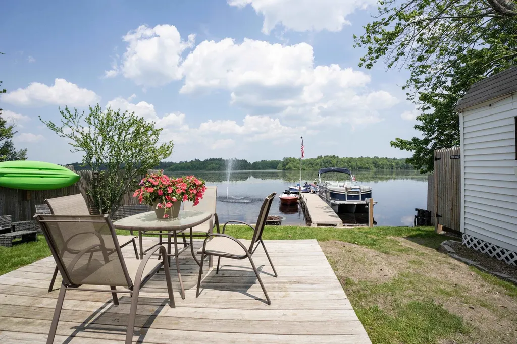 15 Maple Street Kingston NH 03848