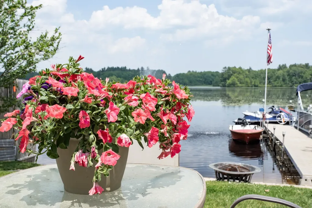 15 Maple Street Kingston NH 03848