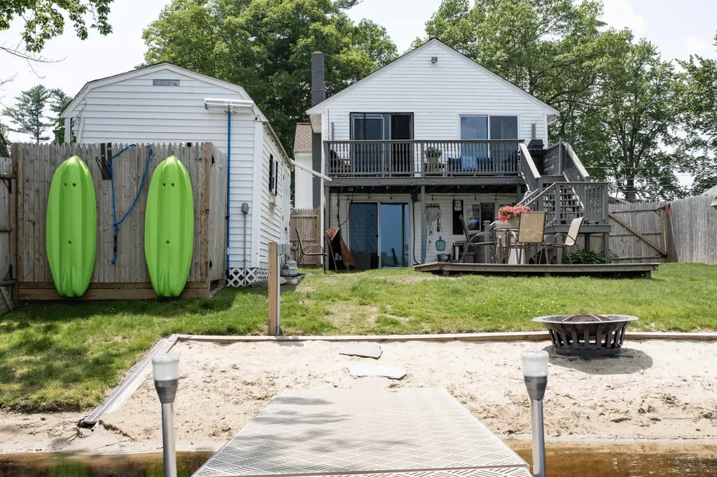 15 Maple Street Kingston NH 03848