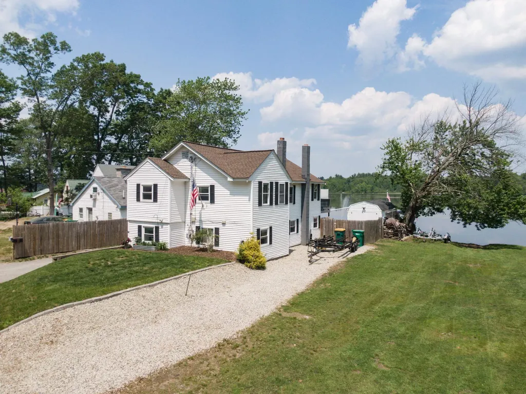 15 Maple Street Kingston NH 03848