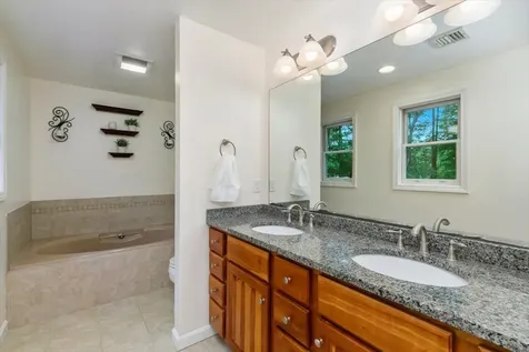 12 Mockingbird Lane Kingston NH 03848