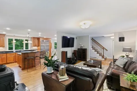 12 Mockingbird Lane Kingston NH 03848