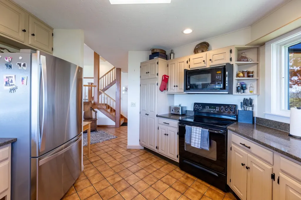 122 Coachman's Way Hartford VT 05001