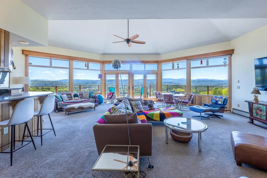 122 Coachman's Way Hartford VT 05001