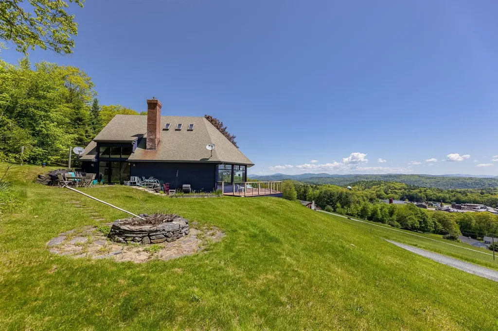 122 Coachman's Way Hartford VT 05001