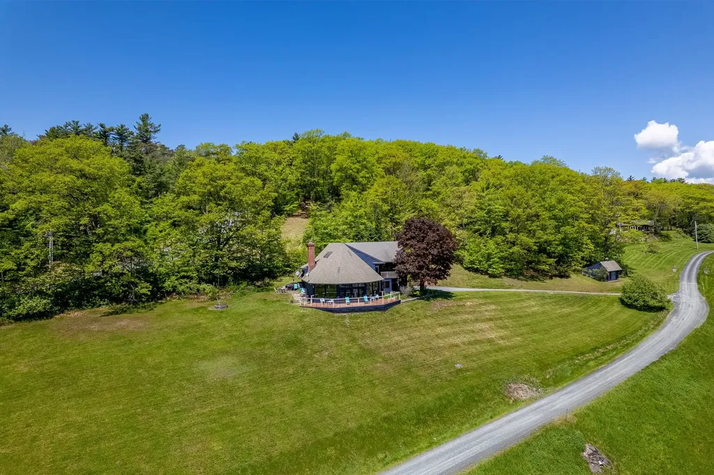 122 Coachman's Way Hartford VT 05001