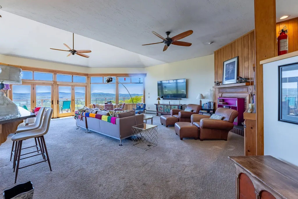 122 Coachman's Way Hartford VT 05001