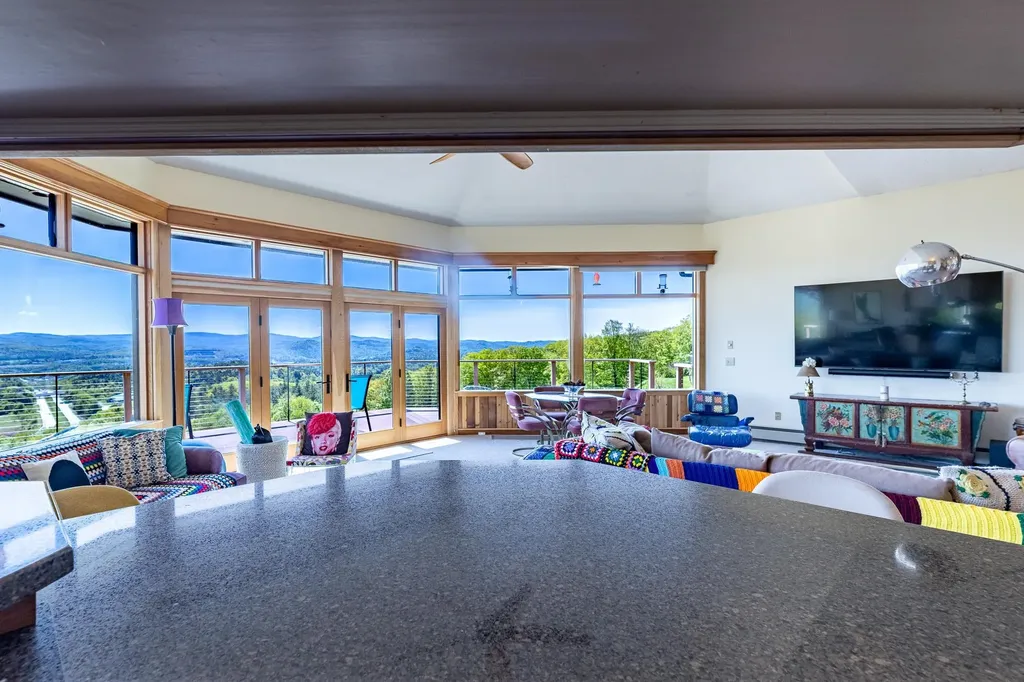 122 Coachman's Way Hartford VT 05001