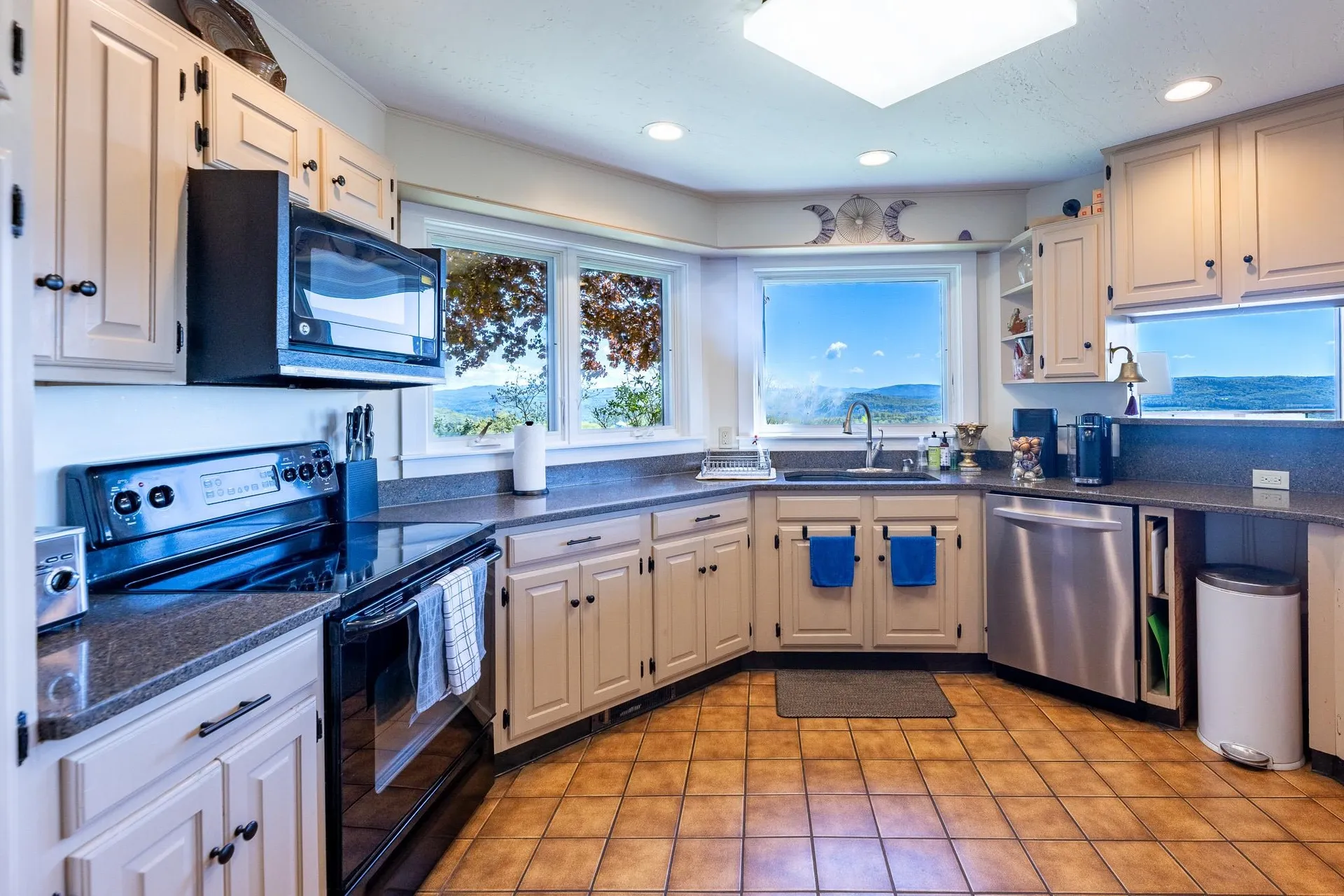 122 Coachman's Way Hartford VT 05001