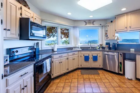 122 Coachman's Way Hartford VT 05001