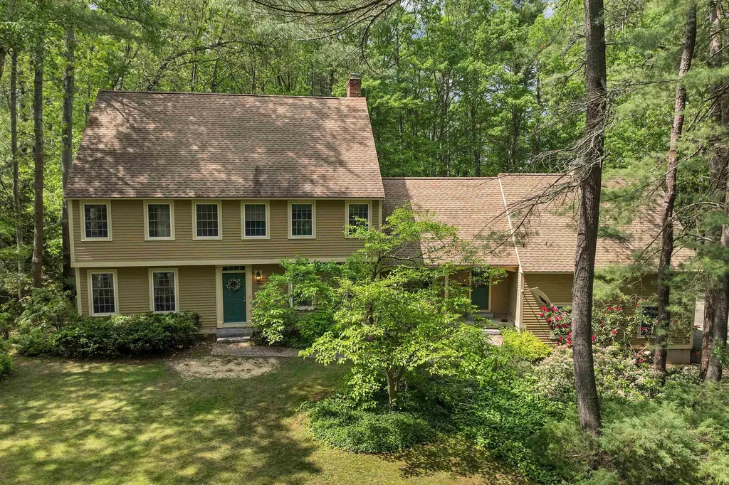 32 Holton Circle Londonderry NH 03053