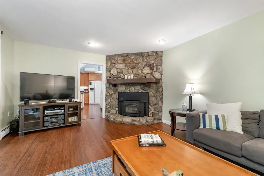 32 Holton Circle Londonderry NH 03053