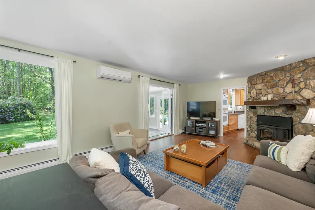 32 Holton Circle Londonderry NH 03053