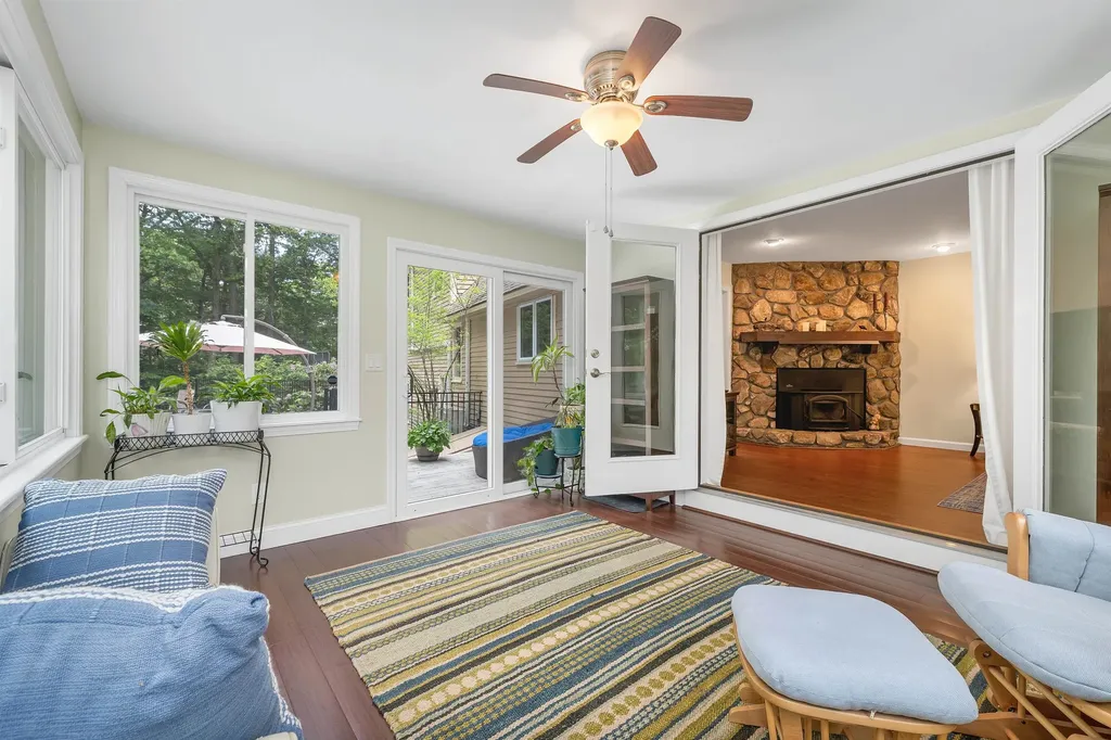 32 Holton Circle Londonderry NH 03053