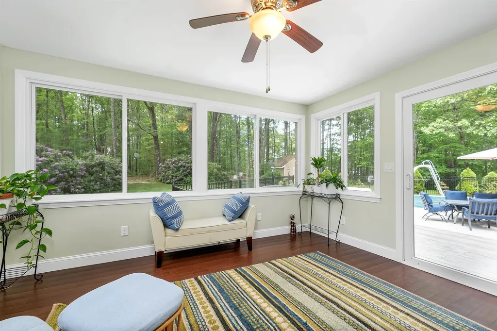 32 Holton Circle Londonderry NH 03053