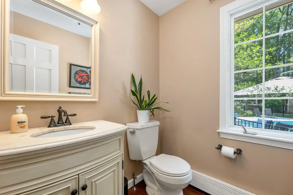 32 Holton Circle Londonderry NH 03053