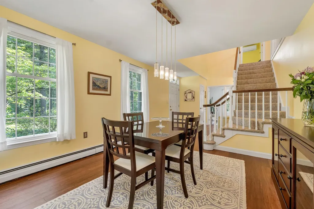 32 Holton Circle Londonderry NH 03053