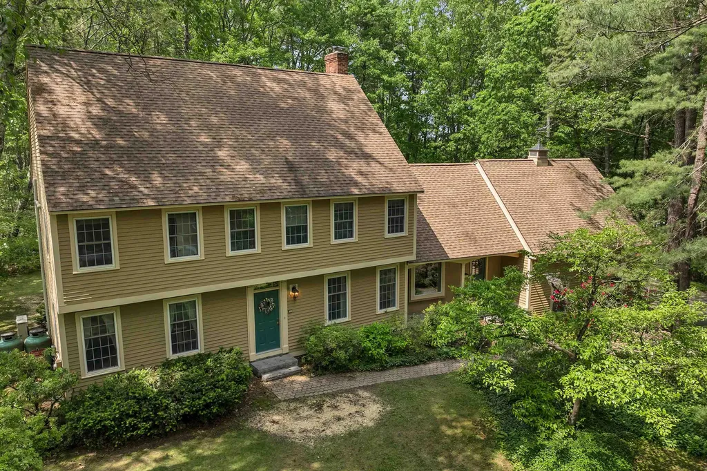 32 Holton Circle Londonderry NH 03053