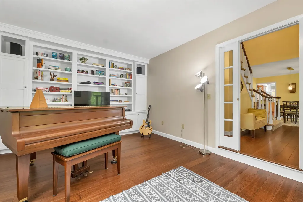 32 Holton Circle Londonderry NH 03053