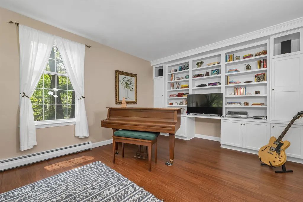 32 Holton Circle Londonderry NH 03053