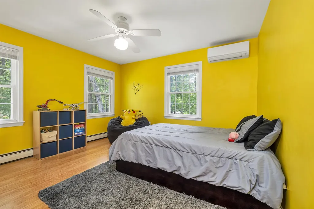 32 Holton Circle Londonderry NH 03053