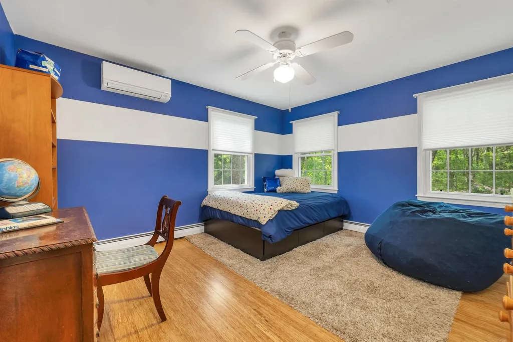 32 Holton Circle Londonderry NH 03053