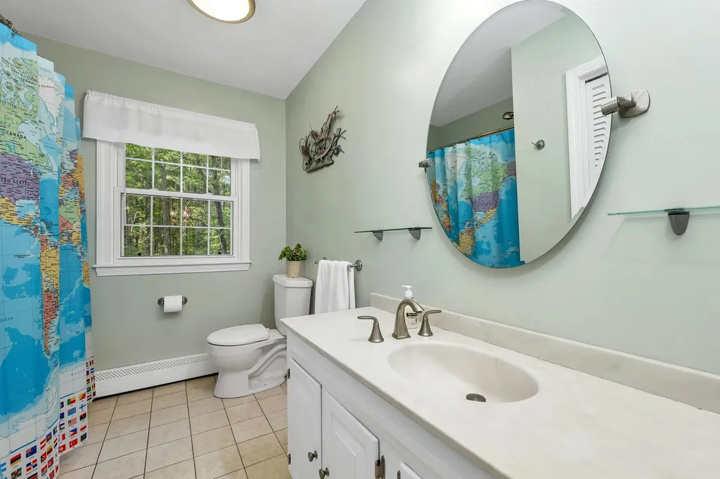 32 Holton Circle Londonderry NH 03053