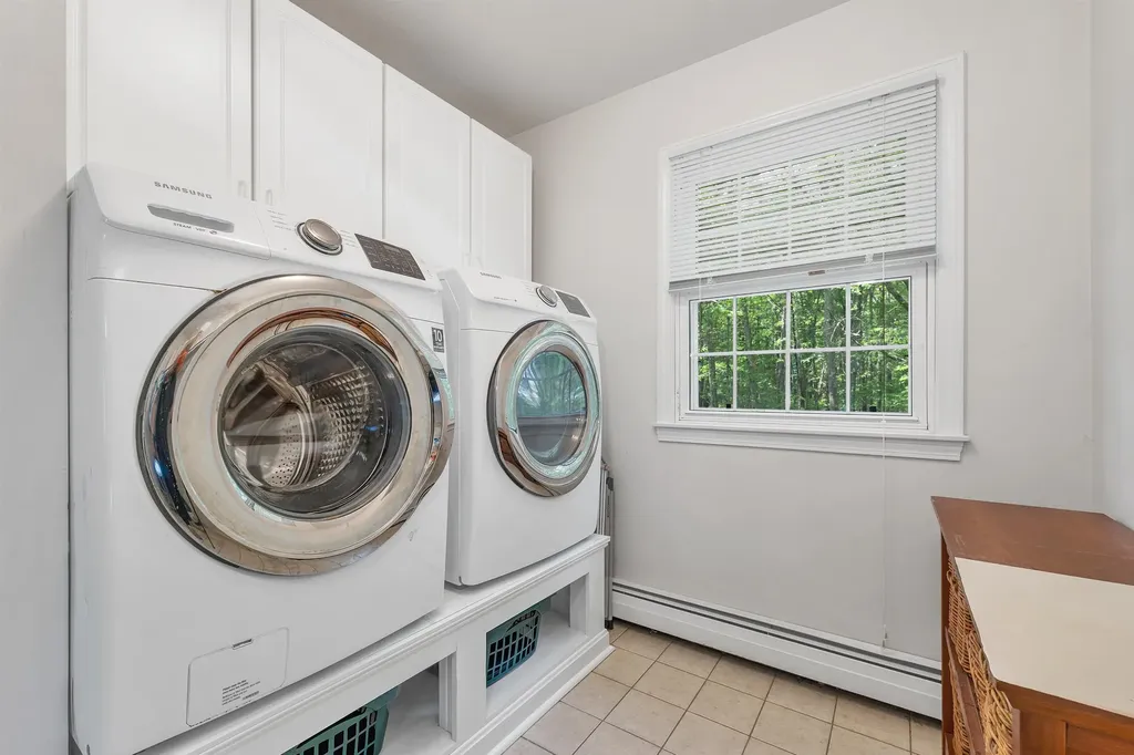 32 Holton Circle Londonderry NH 03053