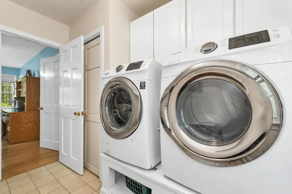 32 Holton Circle Londonderry NH 03053