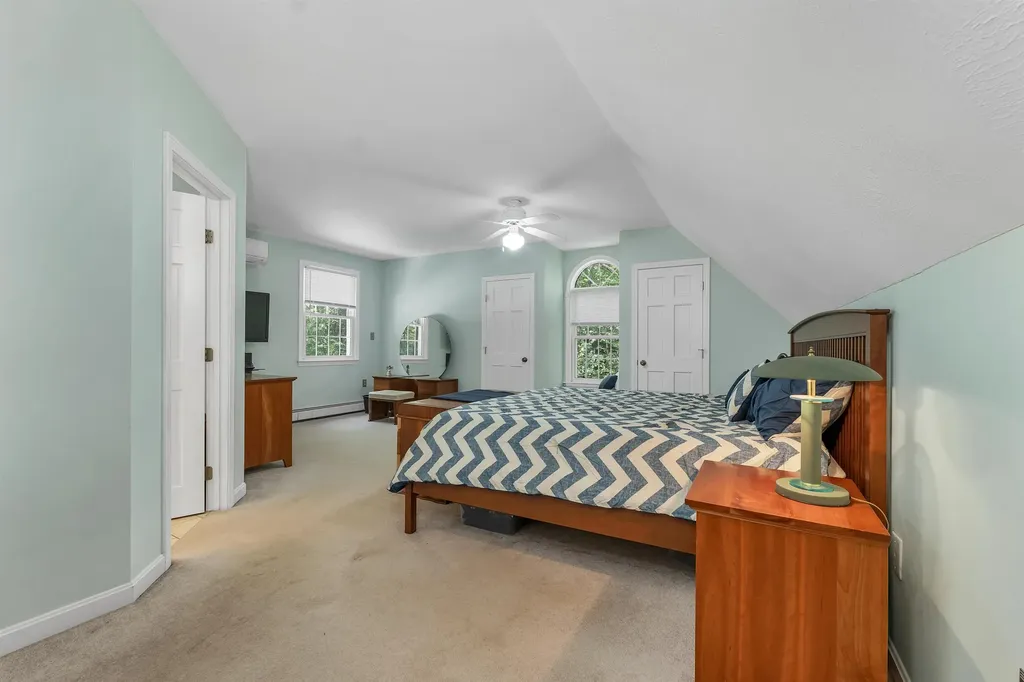 32 Holton Circle Londonderry NH 03053