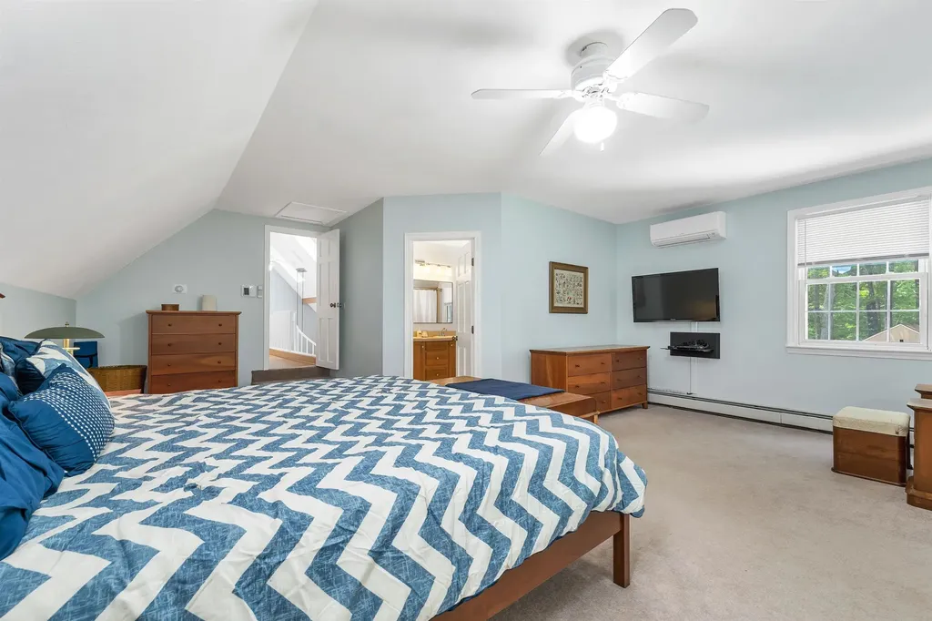 32 Holton Circle Londonderry NH 03053