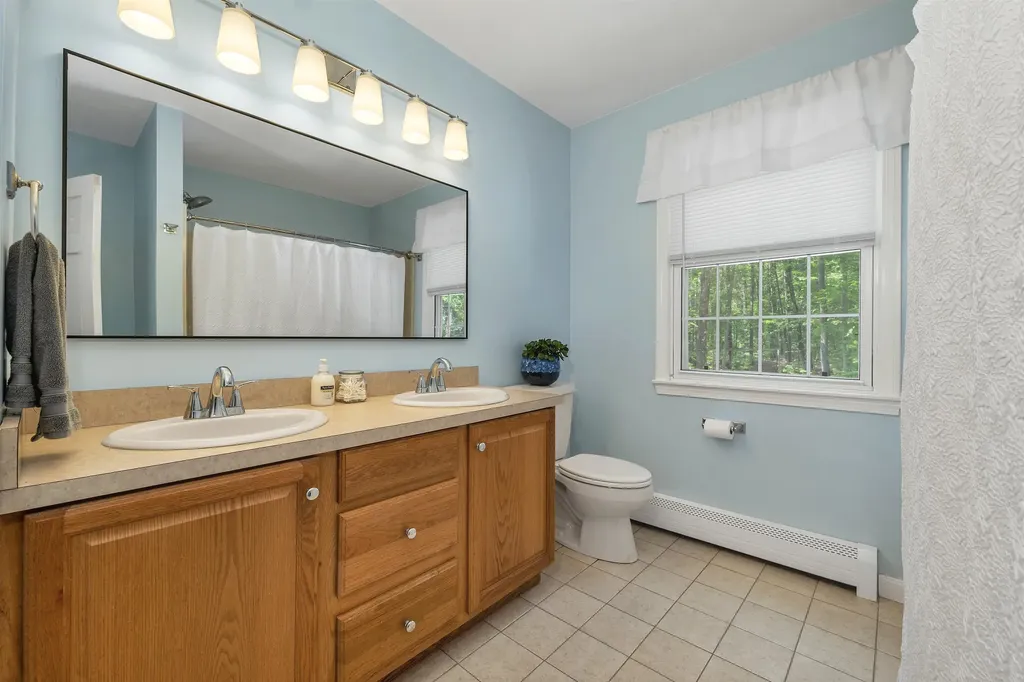 32 Holton Circle Londonderry NH 03053