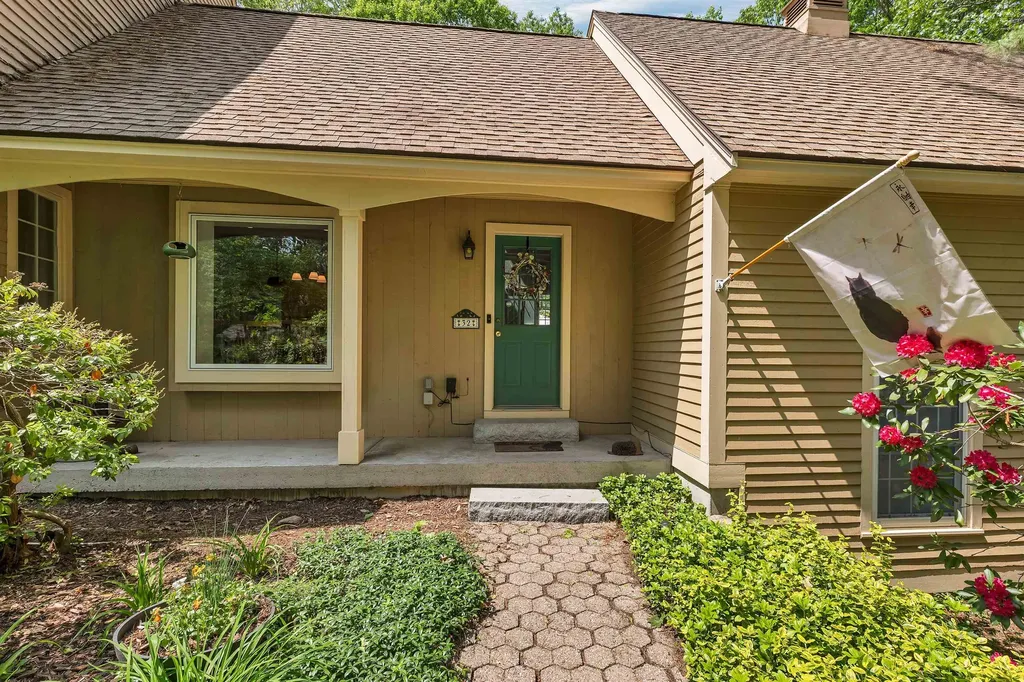 32 Holton Circle Londonderry NH 03053