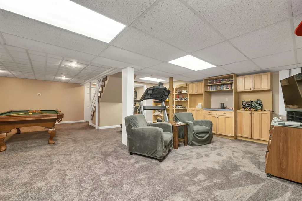 32 Holton Circle Londonderry NH 03053