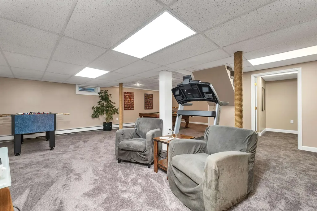 32 Holton Circle Londonderry NH 03053