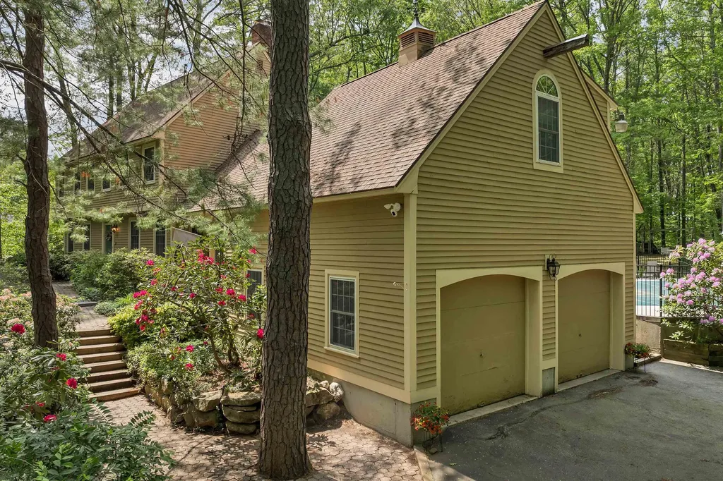 32 Holton Circle Londonderry NH 03053