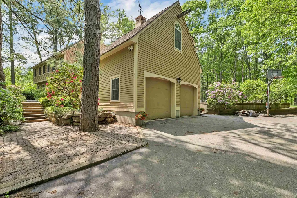 32 Holton Circle Londonderry NH 03053