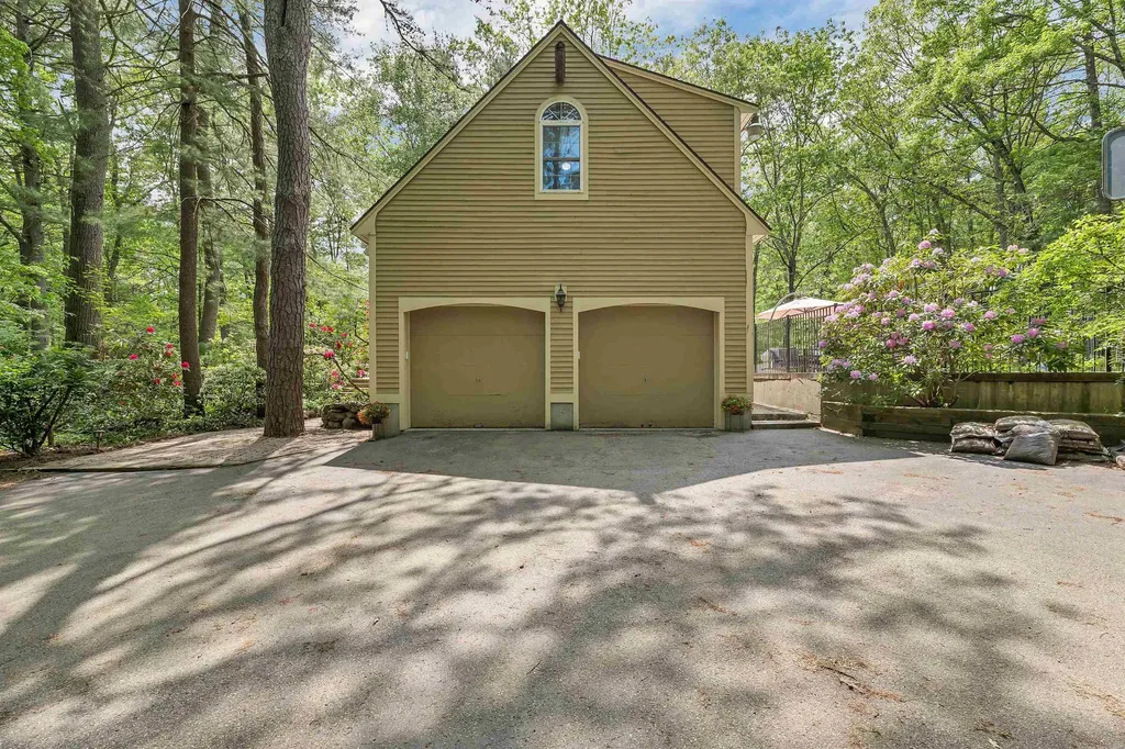 32 Holton Circle Londonderry NH 03053