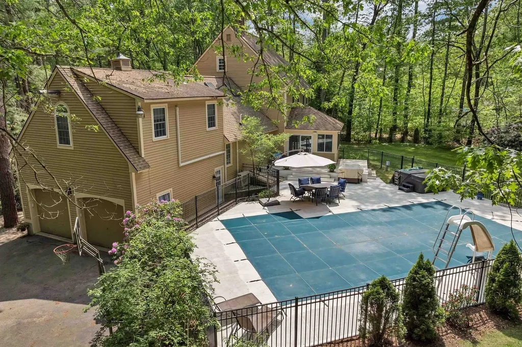 32 Holton Circle Londonderry NH 03053