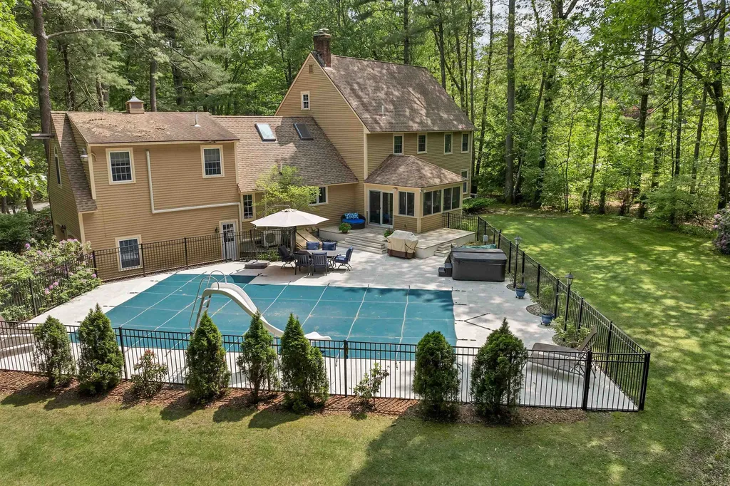 32 Holton Circle Londonderry NH 03053