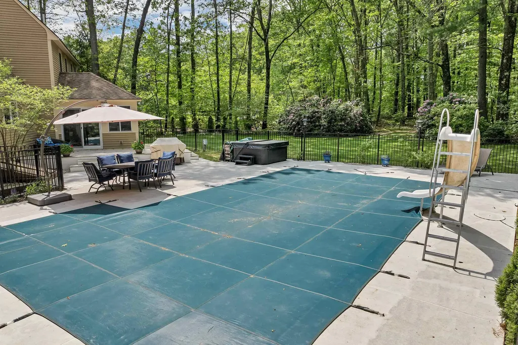 32 Holton Circle Londonderry NH 03053