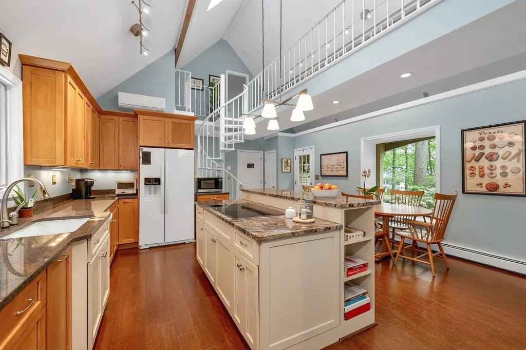 32 Holton Circle Londonderry NH 03053