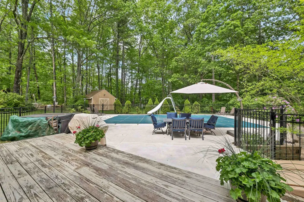 32 Holton Circle Londonderry NH 03053