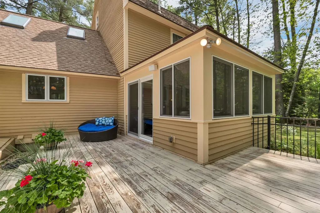 32 Holton Circle Londonderry NH 03053